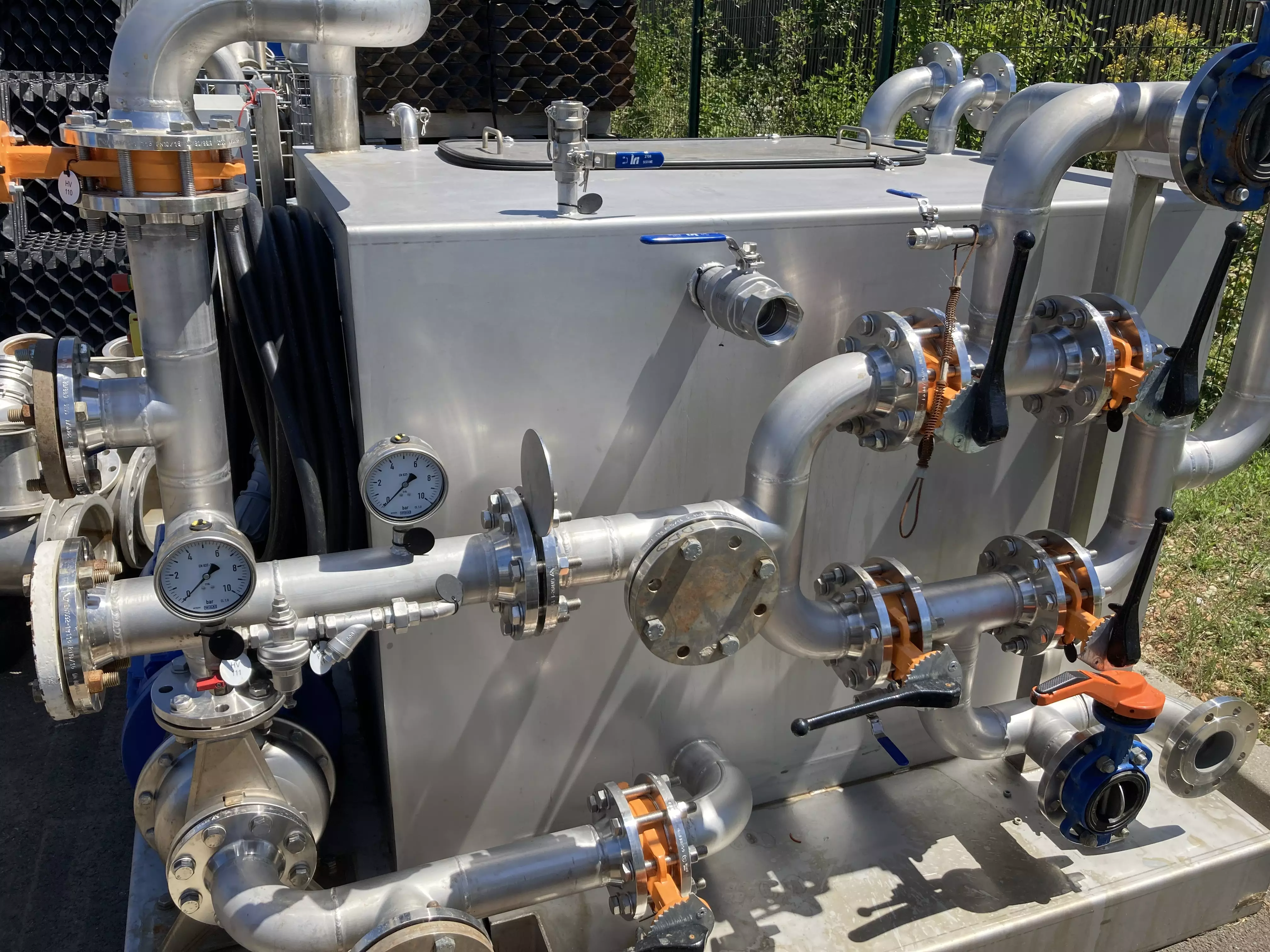 Filtration skid for the decontamination of PFAS-contaminated circuits.